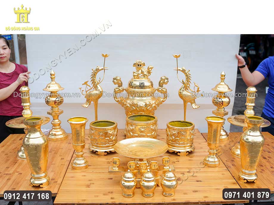 Bộ đồ thờ d&aacute;t v&agrave;ng với đầy đủ c&aacute;c vật phẩm tr&ecirc;n b&agrave;n thờ gia ti&ecirc;n